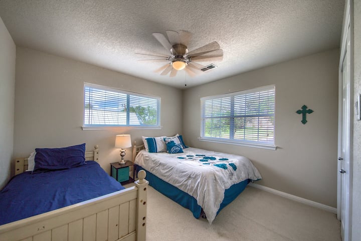 spálňa pre hostí na poschodí pri hlavnom dome.