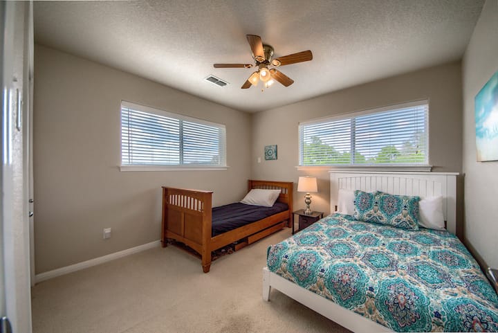 spálňa pre hostí na poschodí v hlavnom dome