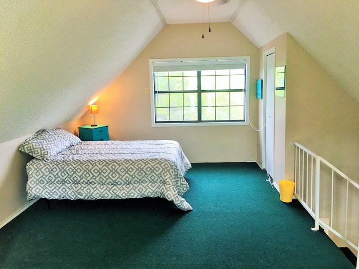 Spálňa na poschodí chaty.