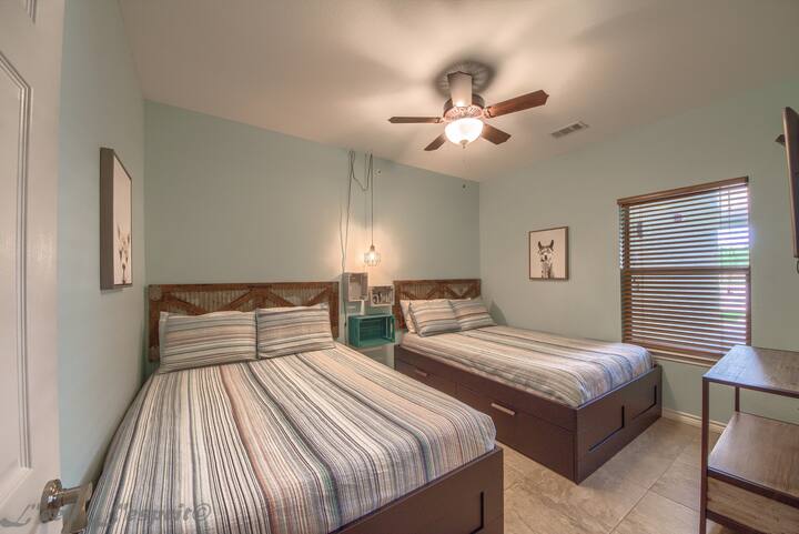 втората спалня има две двойни легла. 