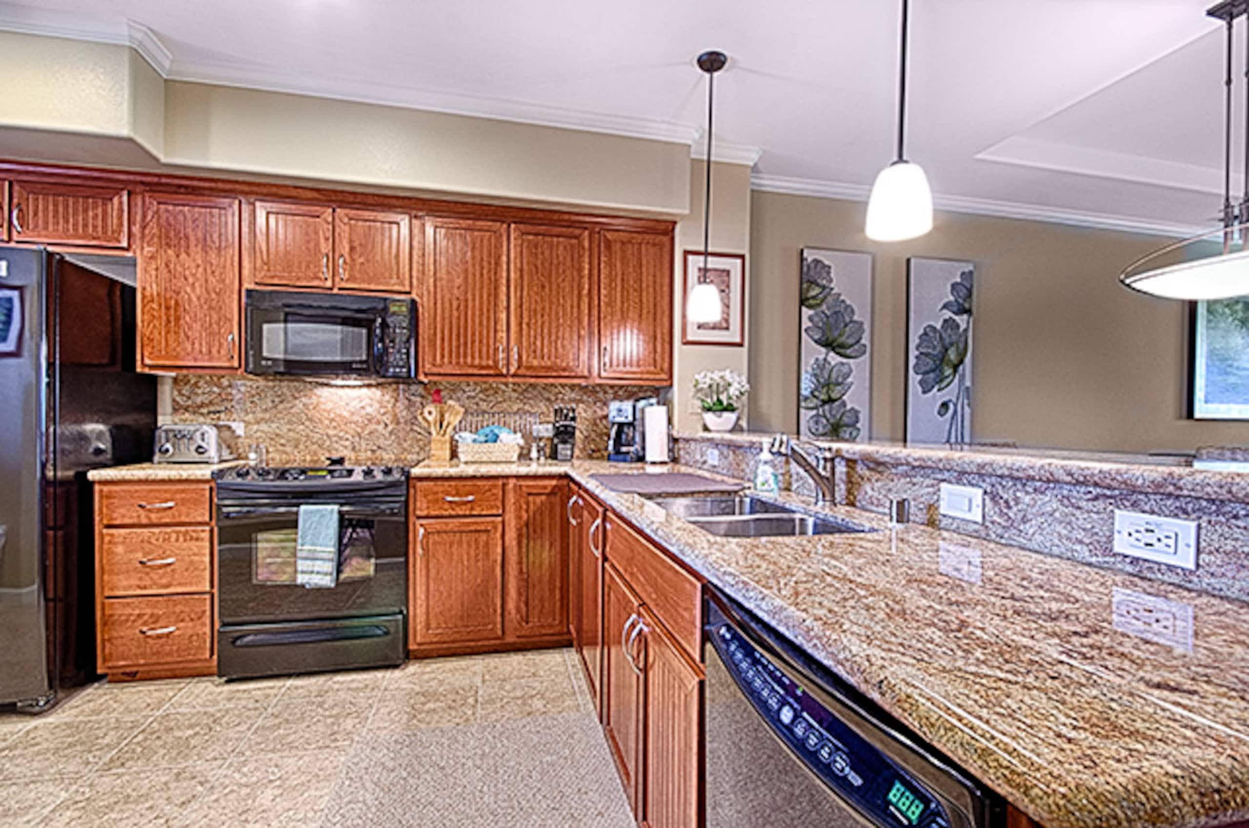 Luxury 2BR/2BA penthouse, Walk to beach - Photo 14