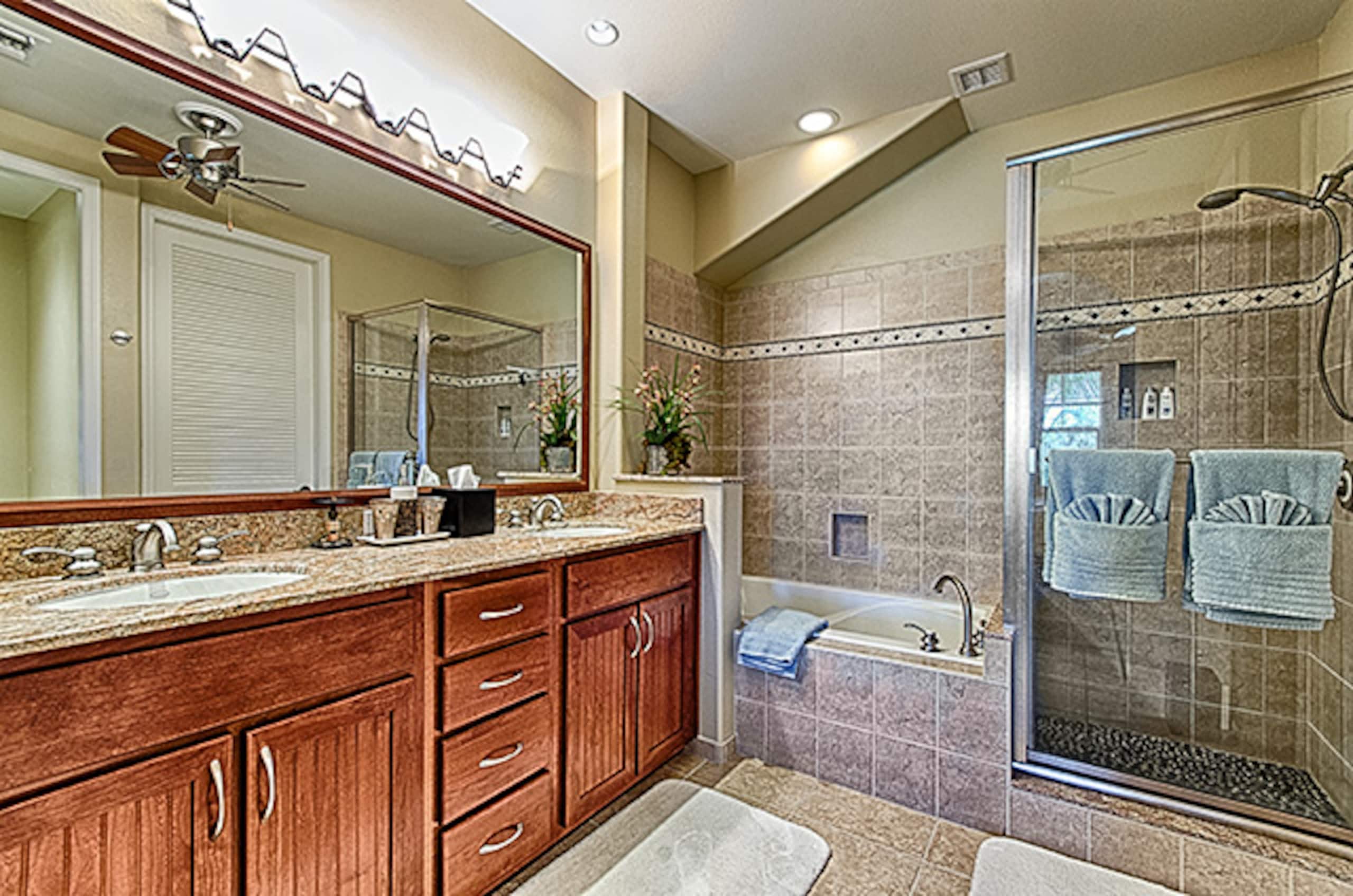 Luxury 2BR/2BA penthouse, Walk to beach - Photo 17