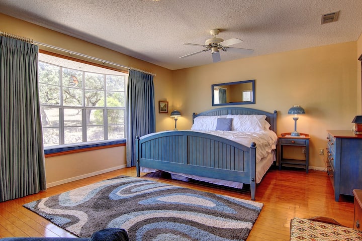 חדר שינה ראשי (למטה) עם מיטת קינג סייז וחדר רחצה פרטי.