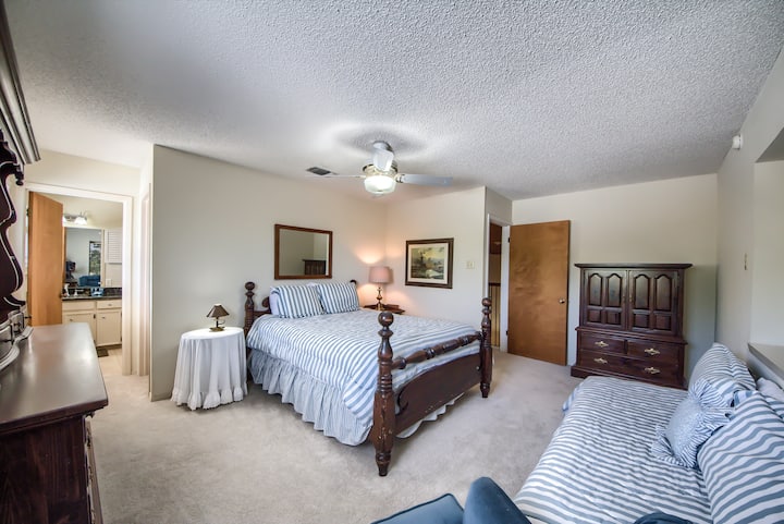 הורים למעלה עם חדר רחצה מלא צמוד עם מקלחת, מיטת קווין סייז ומיטה זוגית.