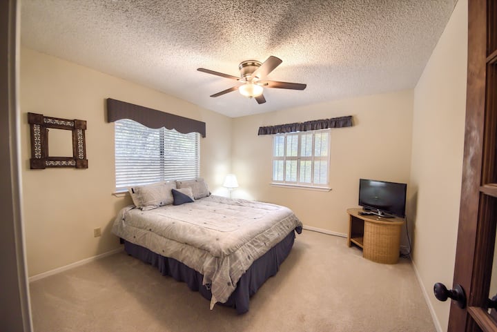 חדר שינה לאורחים בקומה העליונה עם מיטת קווין סייז.