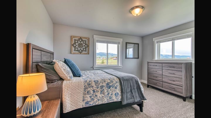 Მე ‑ 2 საძინებელში არის ბევრი ბუნებრივი განათება და საწოლი 152 × 203 სმ