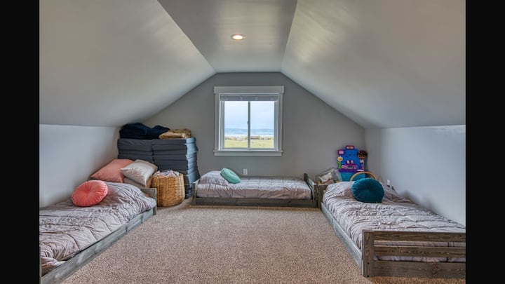 Ბონუს-ოთახი სამი ორადგილიანი საწოლით.