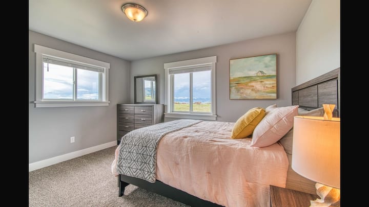 Მე-3 საძინებელი ორადგილიანი საწოლით და შესანიშნავი ხედებით.