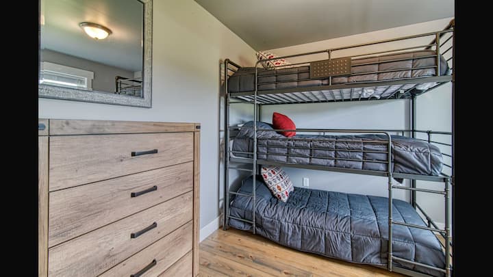 Საძინებელი 4 სამადგილიანი ორსართულიანი საძინებლით.