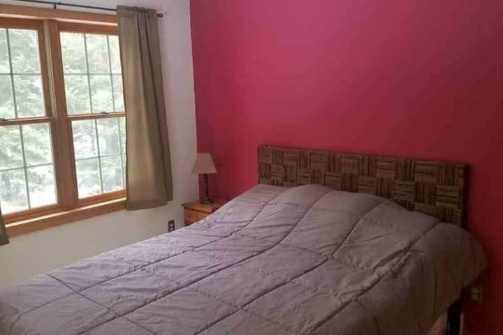 Chambre n °1 au niveau principal avec lit Queen Size