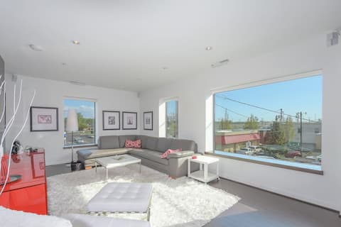 Large eclectic 1 BR above restaurant 15min to PDX