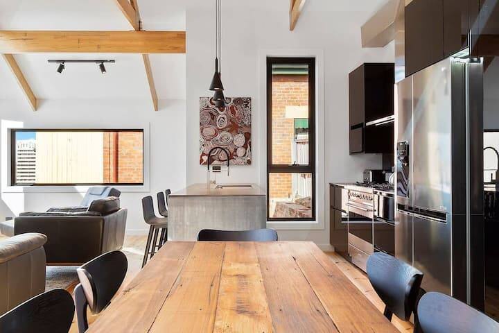 Outstanding Quality Renovation, so close to CBD. gallery image 3