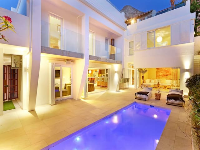 Clifton YOLO Spaces – Clifton Private Beach Villa