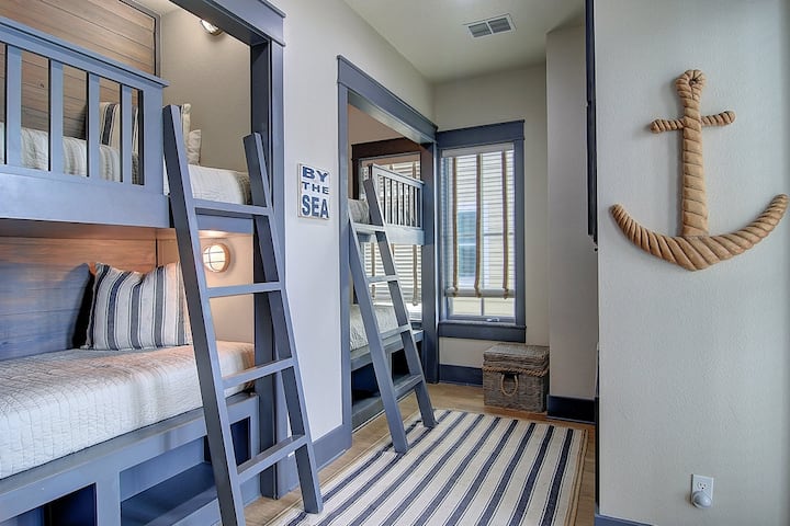 Стая с две легла с четири единични легла, 2-ри етаж. 