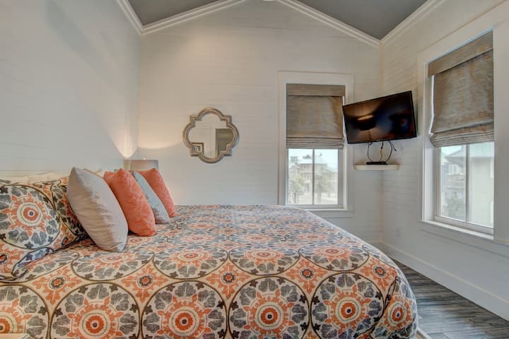 Cómoda habitación con cama tamaño king. 