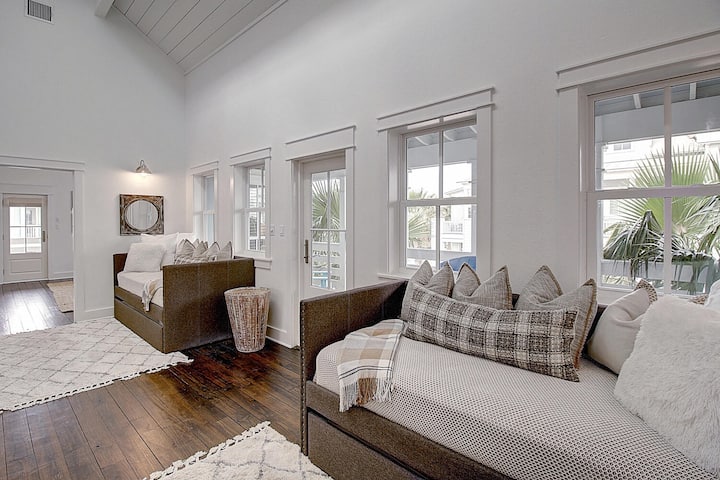 Ambienti i ndenjjes në katin e 2-të me krevate/pengesa ditore. 