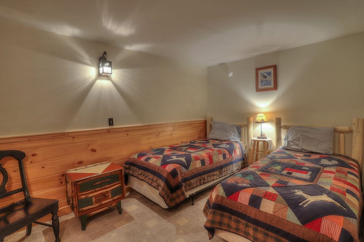 Nivel inferior: cuarto dormitorio con dos camas individuales