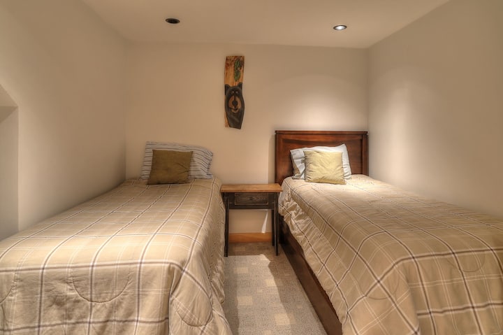 Nivel inferior: quinto dormitorio con dos camas individuales