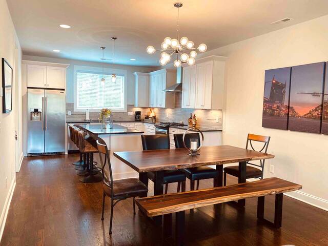 Dreamy Townhome – Cozy Vibe – Mins to Broadway! gallery image 5