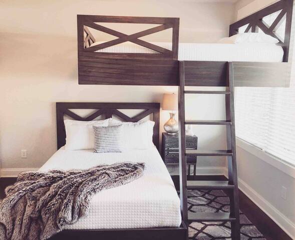 Dreamy Townhome – Cozy Vibe – Mins to Broadway! gallery image 4