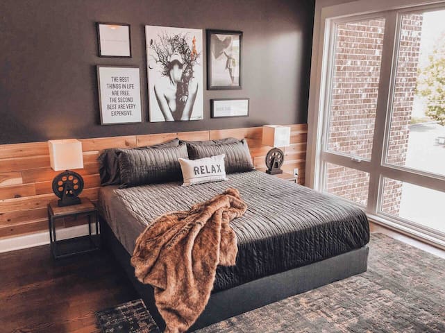 Dreamy Townhome – Cozy Vibe – Mins to Broadway!