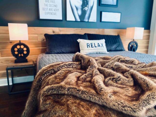 Dreamy Townhome – Cozy Vibe – Mins to Broadway! gallery image 3