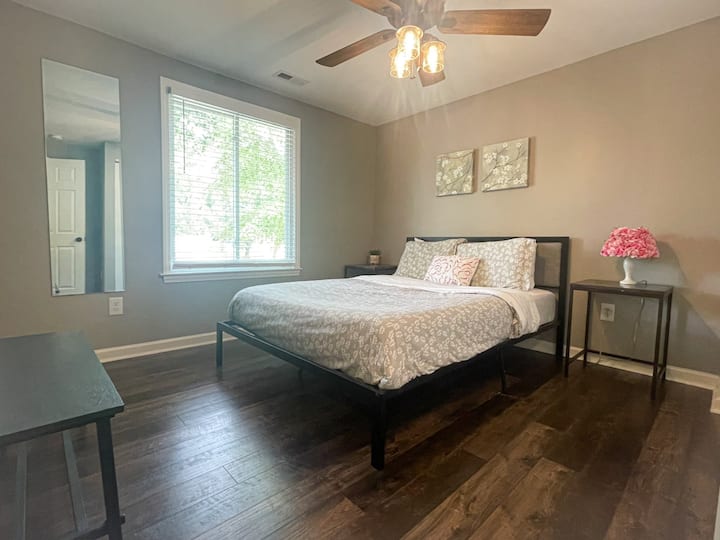 2nd Bedroom with Queen Bed.