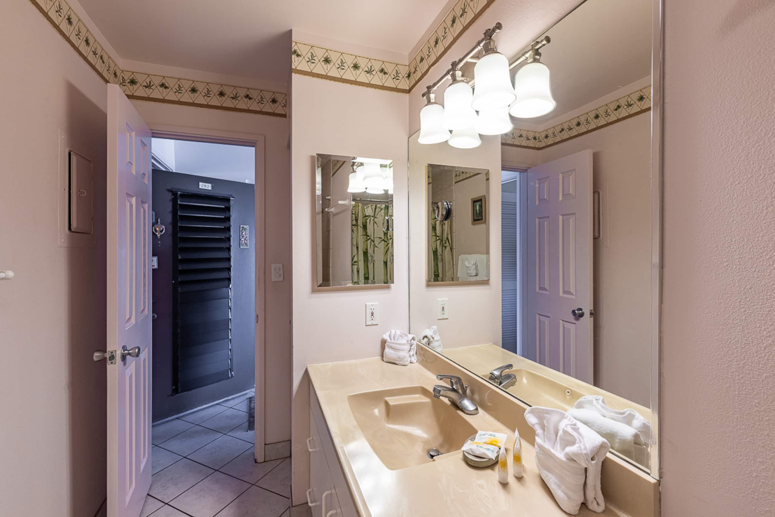 Condo in Lahaina · ★4.91 · 2 bedrooms · 3 beds · 1 bath - Image 15