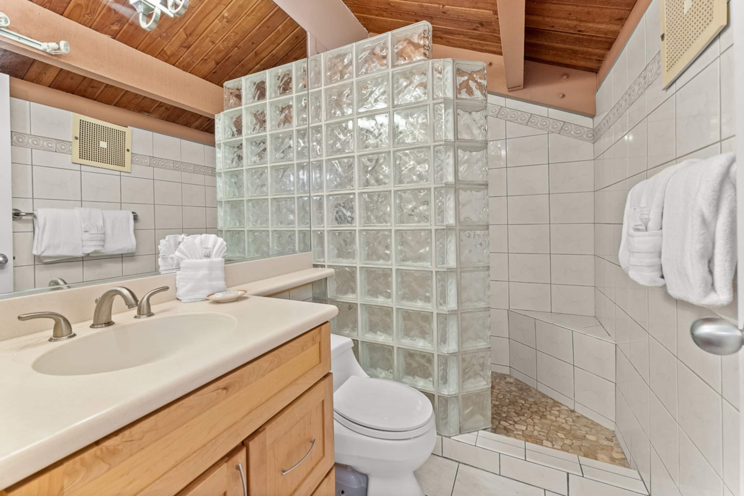 Condo in Lahaina · ★4.79 · 2 bedrooms · 3 beds · 2 private baths - Image 30