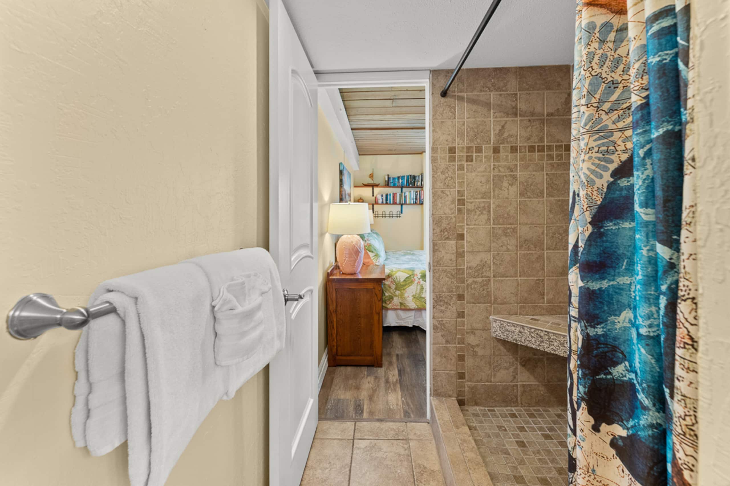 Condo in Lahaina · ★4.91 · 2 bedrooms · 4 beds · 1.5 private baths - Image 28