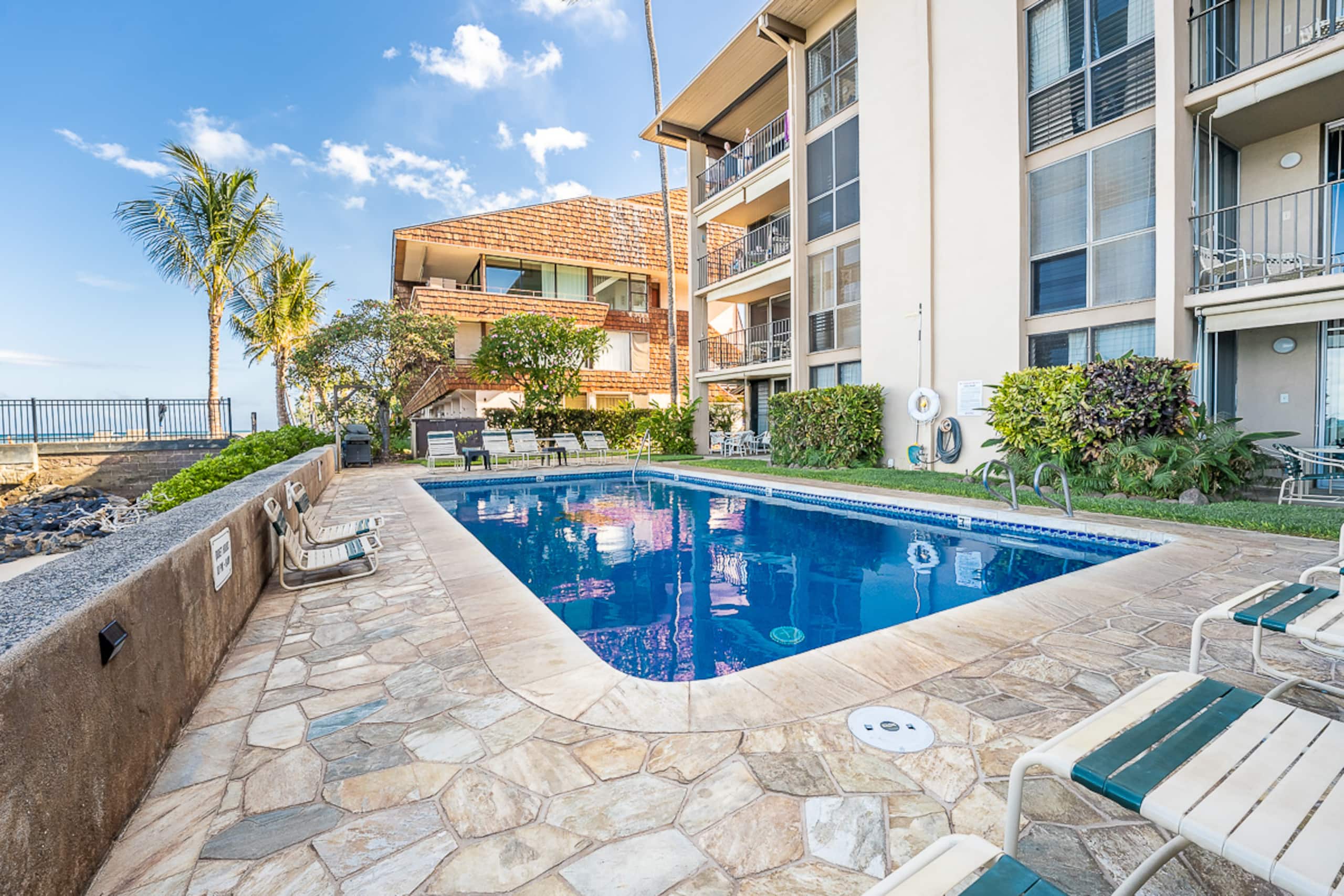 Condo in Lahaina · ★4.91 · 2 bedrooms · 4 beds · 1.5 private baths - Image 39