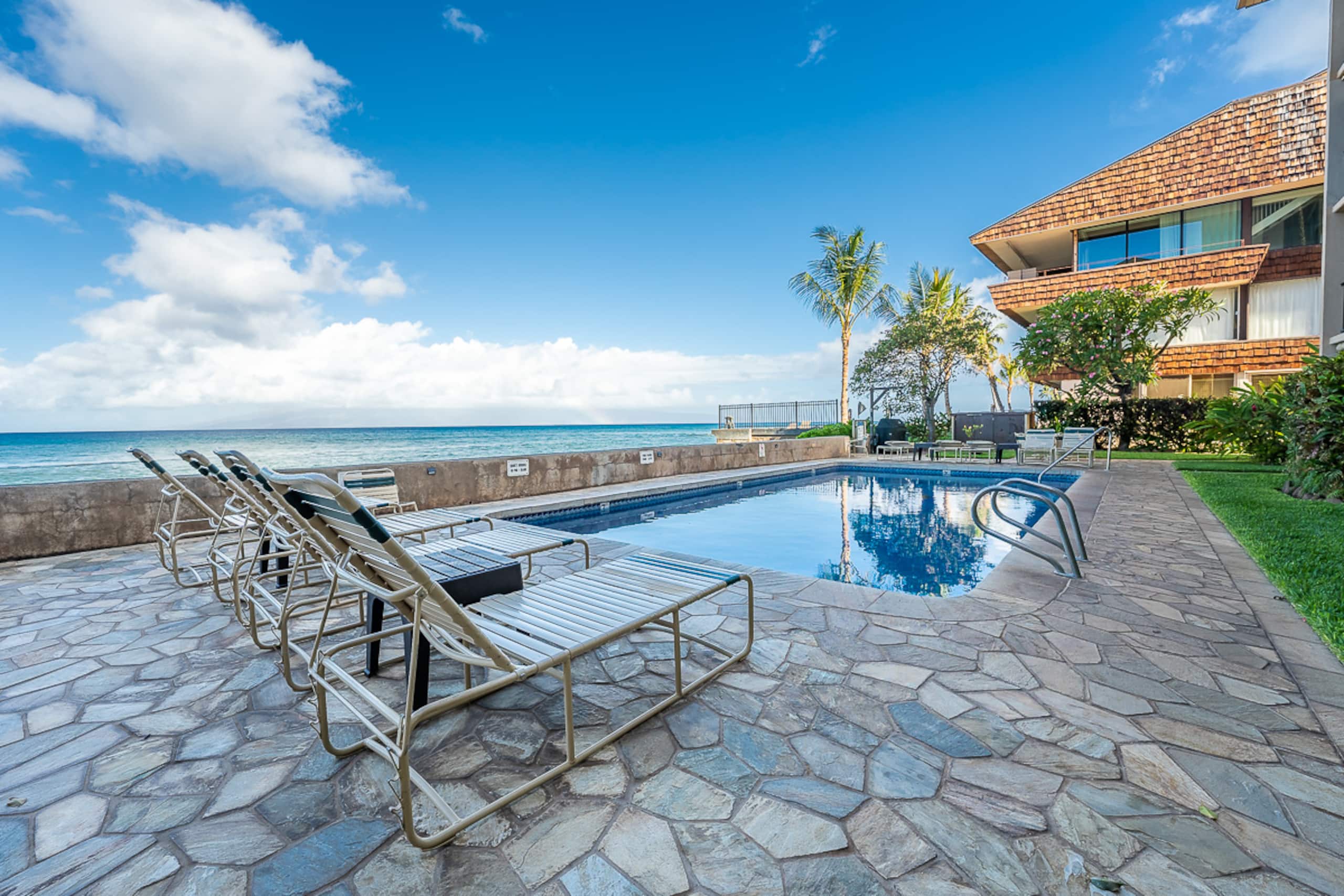 Condo in Lahaina · ★4.91 · 2 bedrooms · 4 beds · 1.5 private baths - Image 37