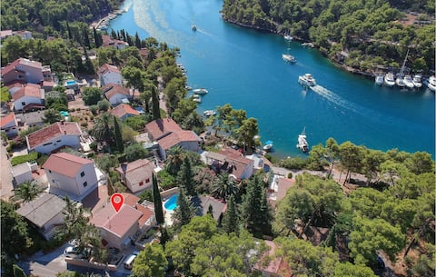Stunning home in Vrboska with kitchen