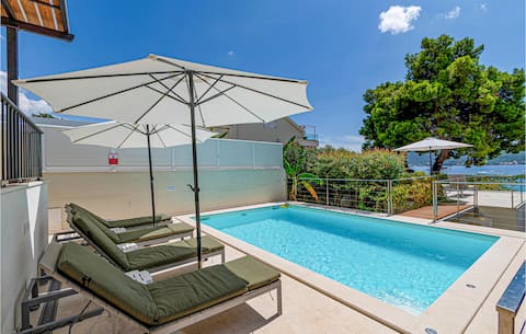 Stunning home in Viganj
