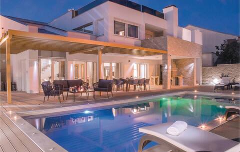 Amazing home in Pirovac with jacuzzi
