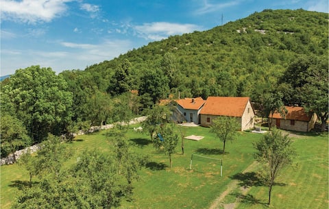 Gorgeous home in Gracac with kitchen