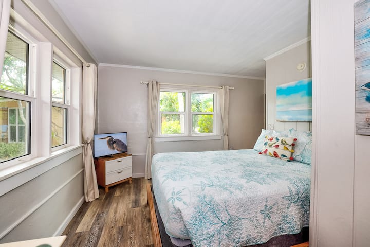 Newly Remodeled Parakeet Cottage! Walking Distance To Beach, Restaurants, Shops! - Florida Keys, FL