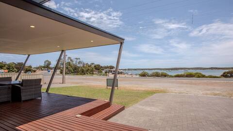Beachview - Special Location Looking Over The Bay