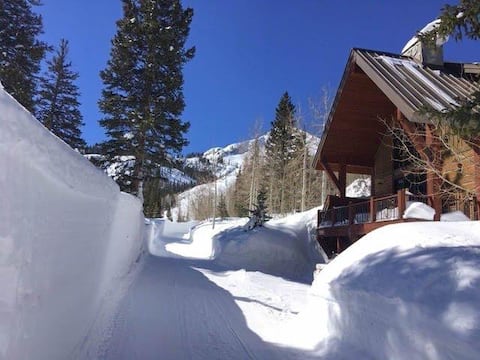 Twin Peaks Lodge by Cottonwood Lodging