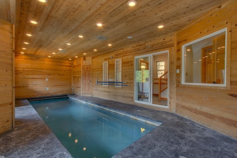 Mountain getaway w/ theater & game room