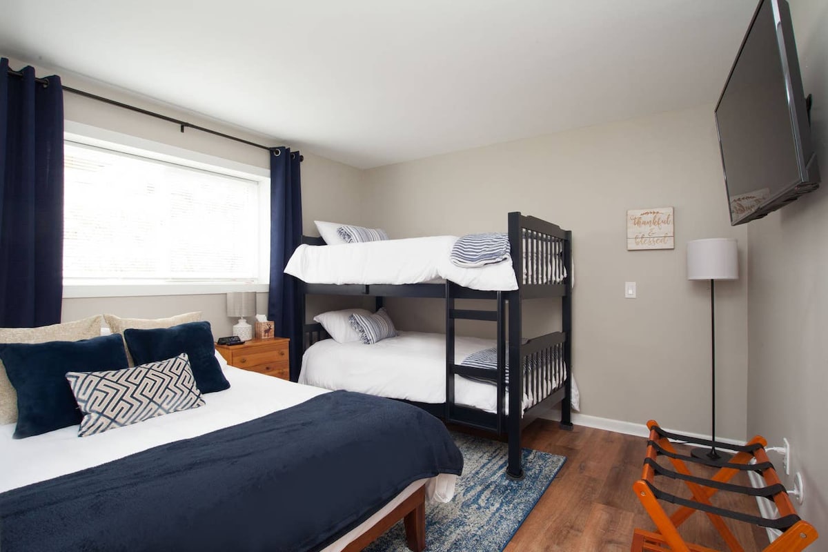 חדר שינה 2: מקום הנופש המושלם שלכם לסתיו! מרווח ונוח עם מיטת קווין סייז מזכרון קצף וגם מיטות קומותיים זוגיות - אידיאלי לכיף משפחתי ונופש עם חברים בסתיו הקרוב.