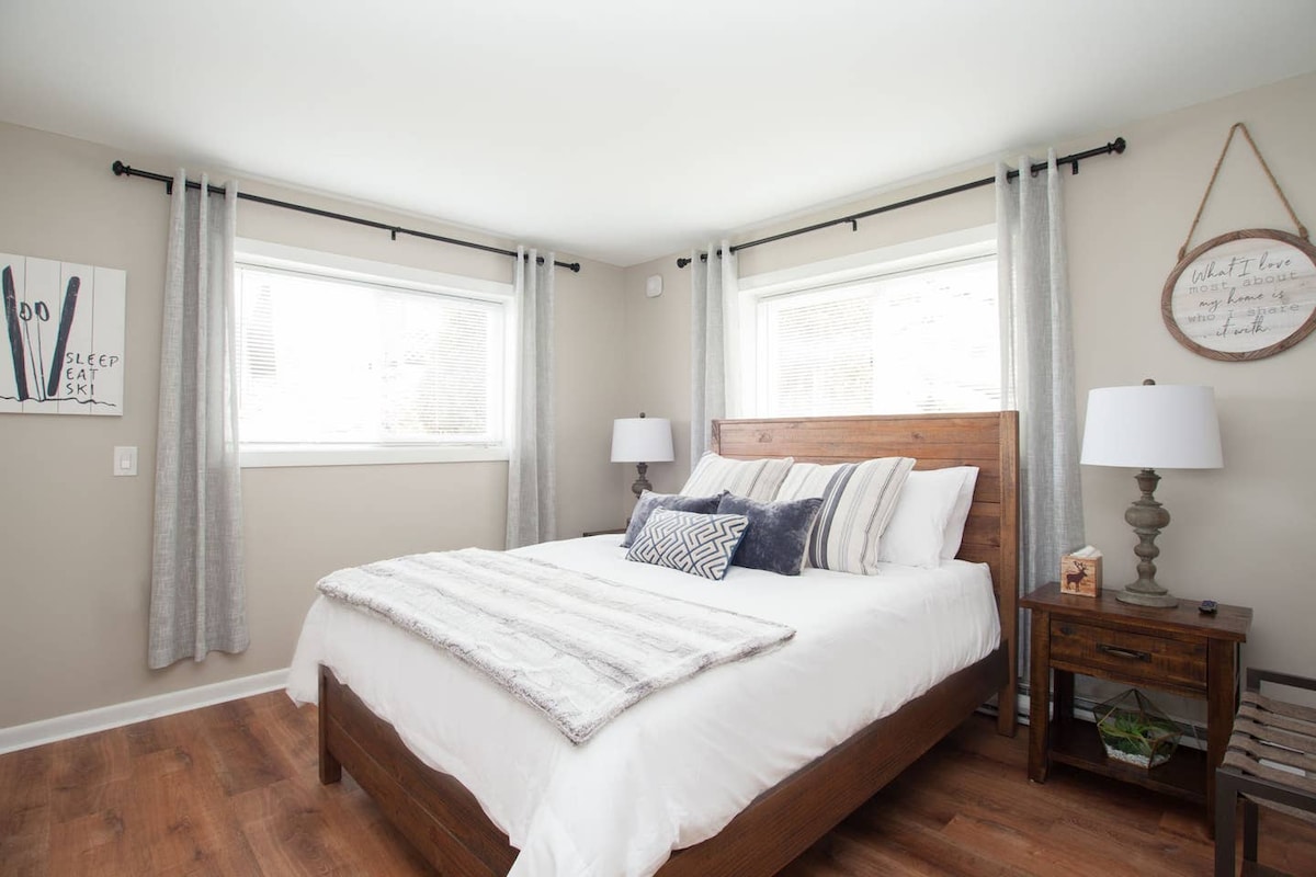 להתנתק מהכול בחגיגת חורף ❄️ חדר השינה הראשי המשופץ שלנו כולל מצעים יוקרתיים ומזרן קצף זיכרון קטיפה, מושלם לטעינה לאחר יום של הרפתקאות בהרים מושלגים או מנוחה חורפית נעימה.