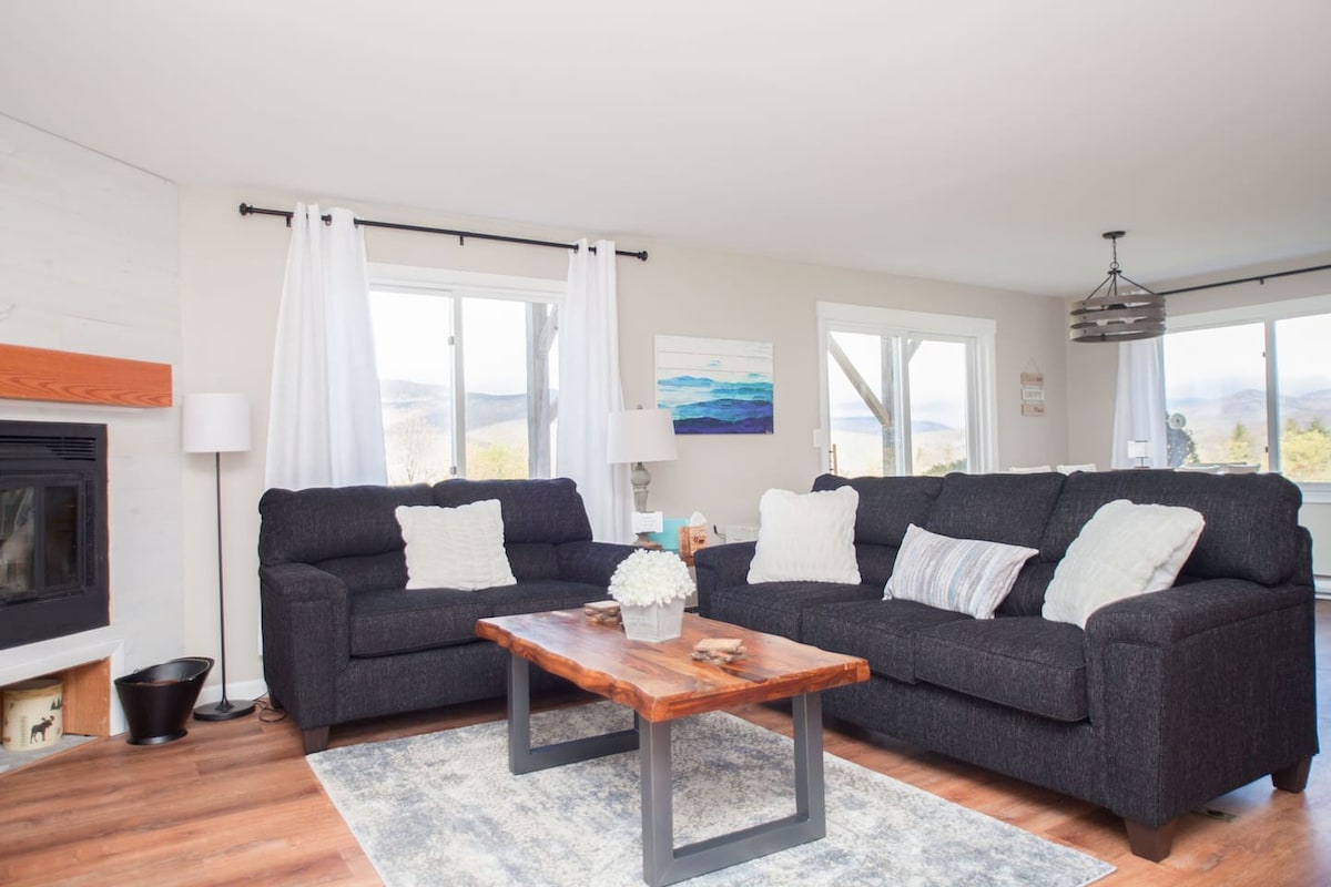 תוכלו להירגע במקום המסתור החורפי והנעים שלכם, השוכן בין הגבעות! ❄️ הירגעו ליד האח ותספגו את הנופים המרהיבים של ההרים המושלגים מהנוחות של הסלון המזמין שלכם.