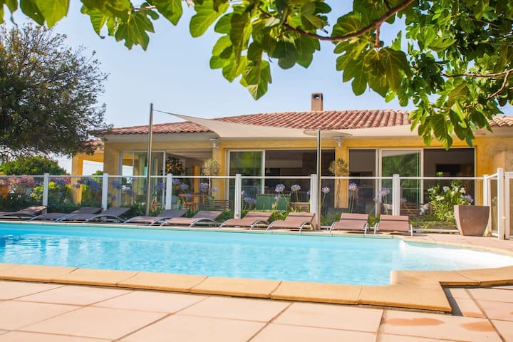 sarl les laurels roses managed Airbnb listing 1