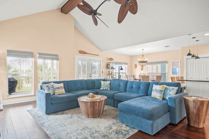 Მე-2 სართულის მისაღები ოთახის ფართო ხედი. 