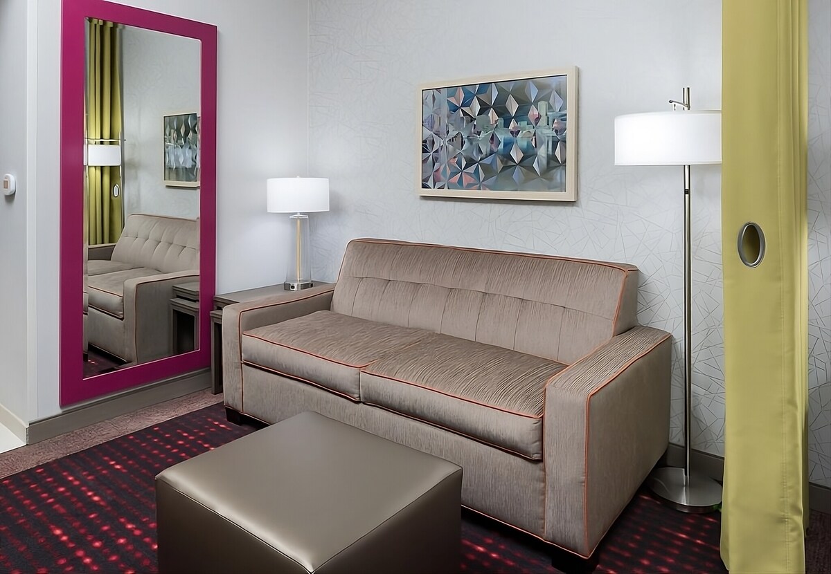 Top Airbnb: Modern Suite By The Airport! Free Breakfast & Pool in Airport North