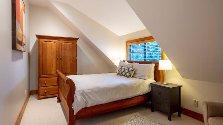 Nivel superior: segundo dormitorio con cama tamaño queen