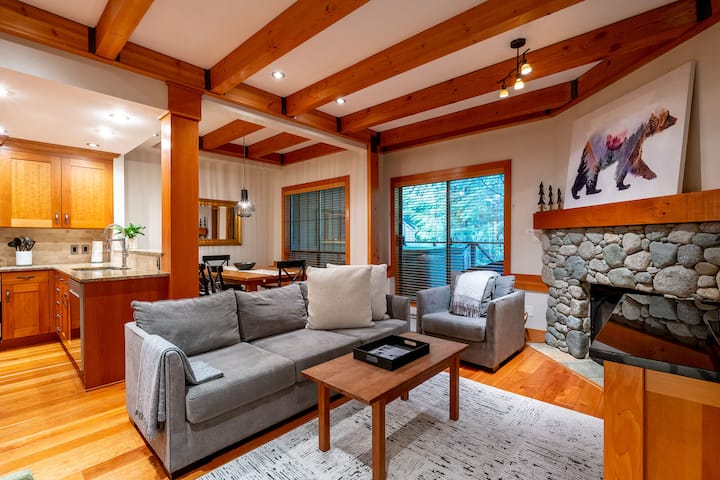 3br + Den | Hot Tub | Garage | Walk To Slopes - Whistler Blackcomb