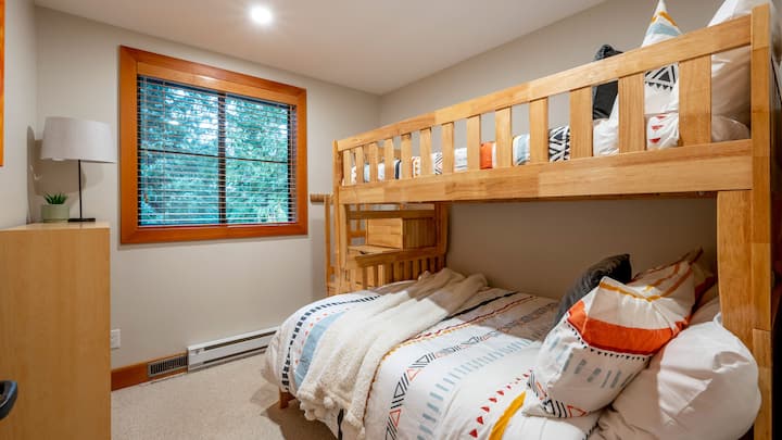 Tercer dormitorio en el nivel superior con tres literas (individual sobre doble)
