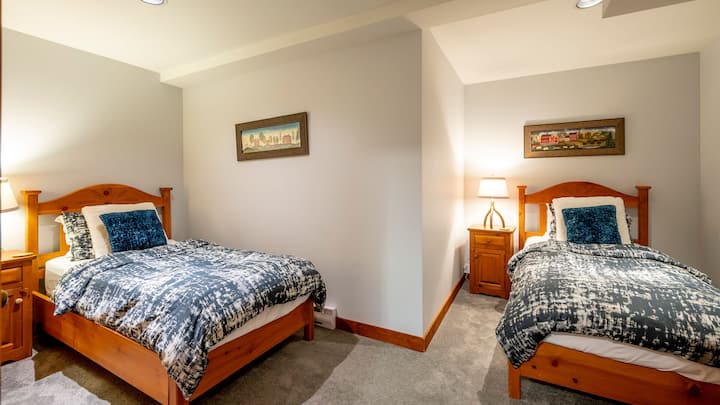 ชั้นล่าง - เดนมีฝาแฝด 2 ตัว